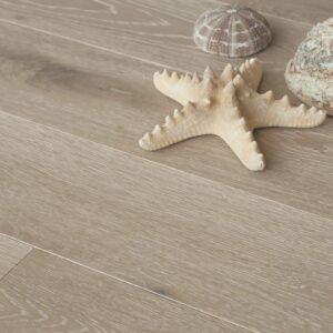 Серое дерево