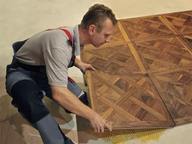 Установка модульного паркета