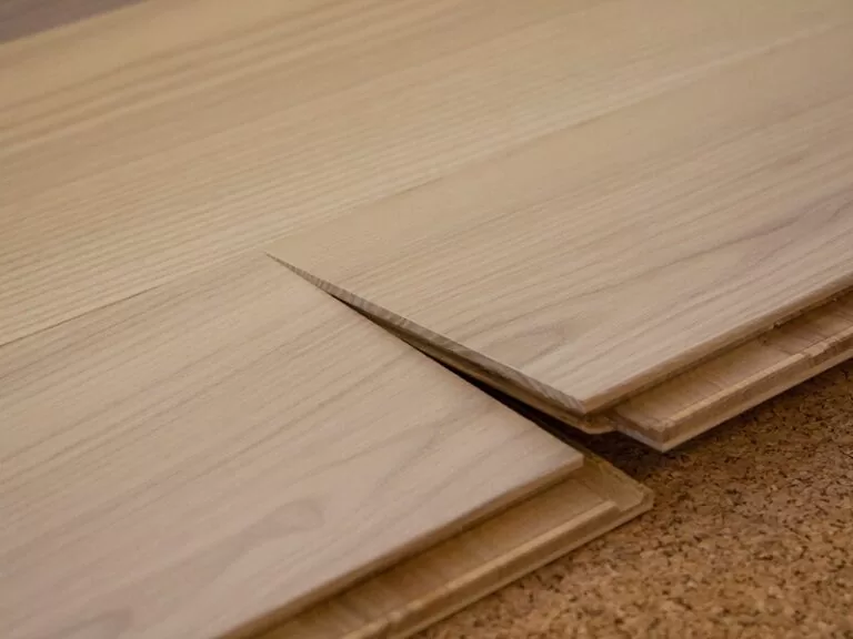 Установка трехслойной паркетной доски с замком