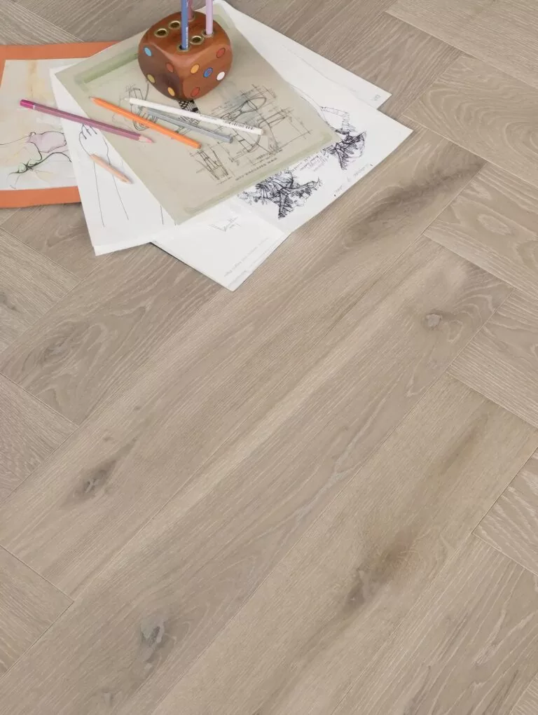 Серое дерево